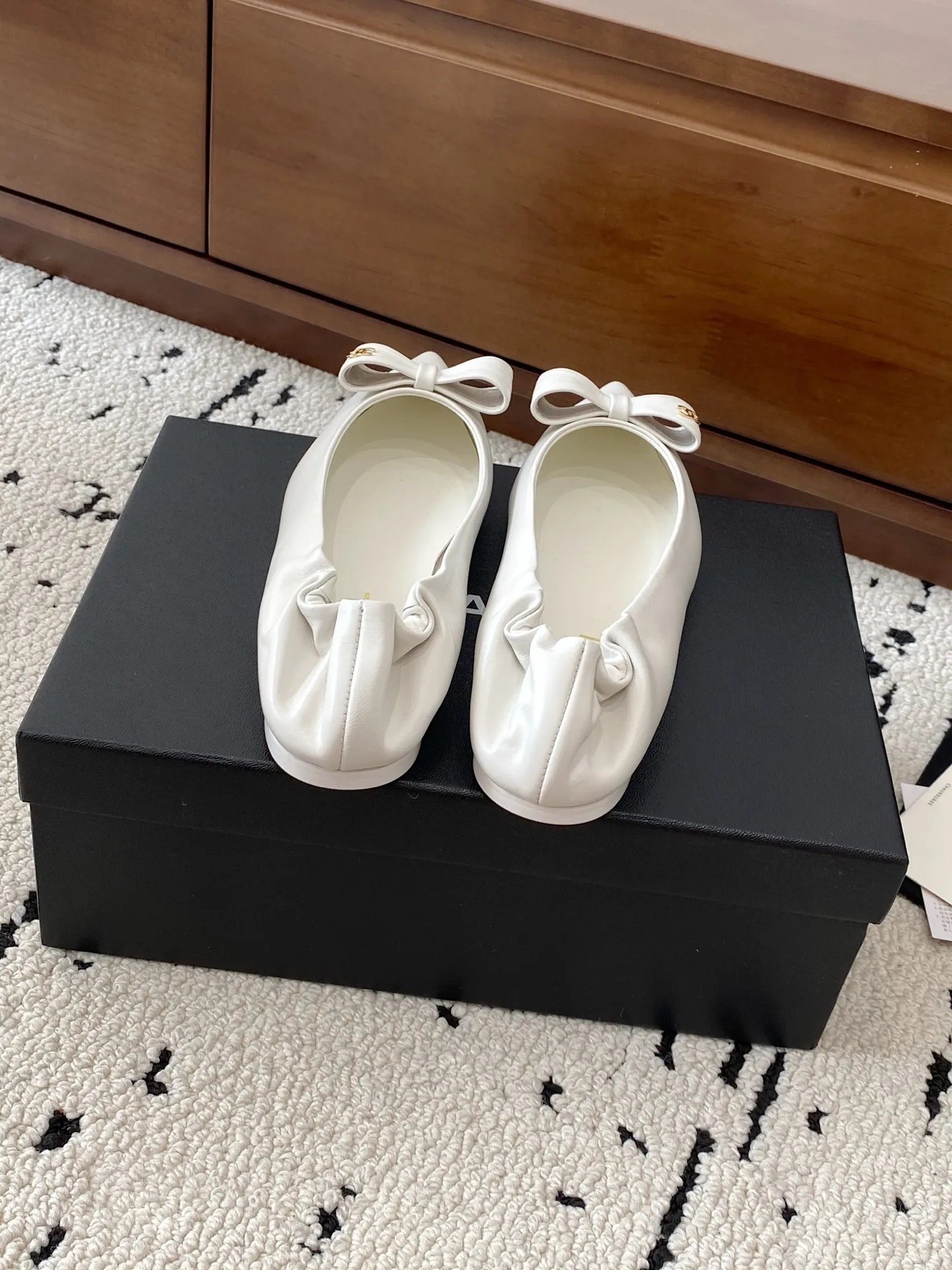 👟👟Ex-factory price 600👟👟 🍀CHANEL25A spring and summer latest bow fashion shoes. Many Internet celebrity fashion bloggers have planted grass. They are high-end and comfortable, matching the skirts of goddesses. Irregular small pointed toes, full of fashion and femininity. The exclusive flat heels of the evening series have completely impressed me throughout the season's lookbook. They are simple and yet detailed, easy to wear and not tiring on the feet. Upper: imported cowhide, lining: mixed sheepskin, sole: Italian genuine leather outsole Size: 35-41 (custom-made 40-41 non-returnable) 👉